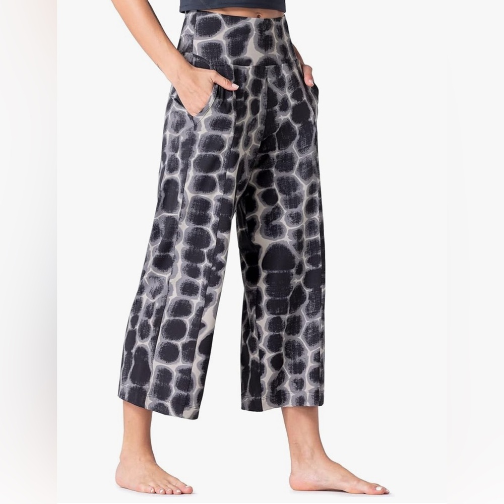 🧘 Stylish & comfortable yoga lounge pants.